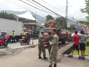 Aparat Bongkar Warung dan Toko di Puncak, Lalu Lintas Macet Aparat Bongkar Warung dan Toko di Puncak, Lalu Lintas Macet