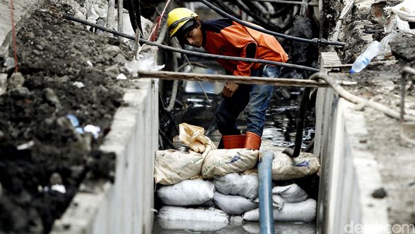 Selokan di Jalan Mangga Besar Tamansari Diperbaiki
