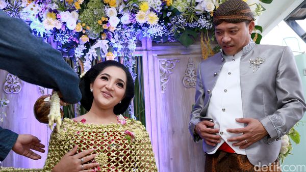Senyum Bahagia Ashanty di Prosesi Siraman