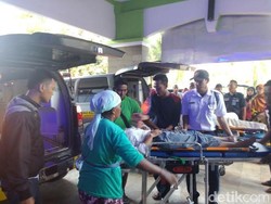 MPU Angkut Pelajar Tabrak Truk di Grati, 10 Orang Patah Kaki