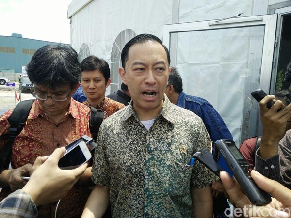 Tom Lembong, Kepala BKPM Thomas Lembong menghadiri groundbreaking Pabrik Baja milik Krakatau Steel di Cilegon