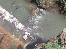 Diduga Mengantuk, Pengemudi Motor Tercebur di Kali Cilebut