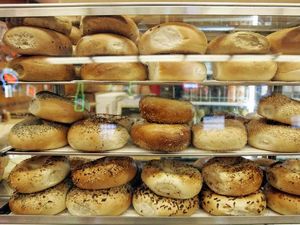 Apple Perbaiki Emoji Bagel yang Bikin Netizen Marah