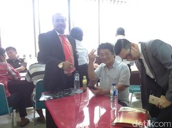 Pengamat dan Pemerhati Satwa Singky Soewadji Ditahan Kejari Surabaya