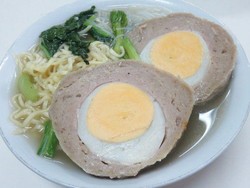 Malam Ini Enaknya Jajan Bakso Isi Telur yang Mantap