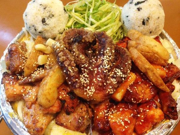 Enaknya Ayam BBQ Korea yang Pedas Gurih dengan Topping Gurita