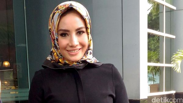 Shinta Bachir Masih Galau Kenakan Hijab