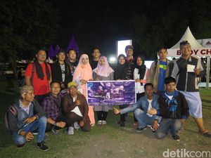 Saat Jikustik Asyik Nonton Prambanan Jazz 2016 Bersama Fans Saat Jikustik Asyik Nonton Prambanan Jazz 2016 Bersama Fans