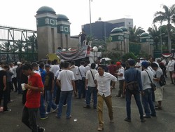 Ratusan Sopir Angkutan Online Demo di DPR