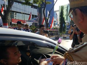 Peringati Hari Antinarkoba Internasional, Wali Kota Makassar Bagi Bunga ke Pengendara