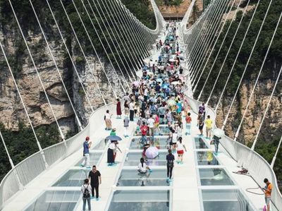 Aneka Pose Ajaib Turis China di Jembatan Kaca Terpanjang di Dunia
