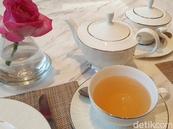Peacock Lounge: Menikmati Jeda Ditemani White Peony dan 30 Kue Mungil