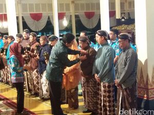 Sultan Beri Penghargaan untuk Sastrawan, Empu, Hingga Bong Supit Legendaris