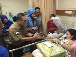 HUT PAN, Zulkifli Bagikan Bingkisan Untuk Ibu Melahirkan di RS Islam