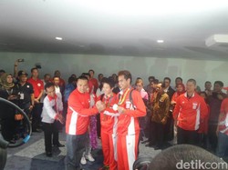 Tepuk Tangan Meriah dan Kalungan Bunga Sambut Owi/Butet di Bandara Soetta