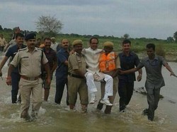 Digendong Saat Kunjungi Lokasi Banjir, Menteri India Diolok-olok