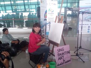 Tunggu Sang Pahlawan di Bandara, Wanita Ini Melukis Owi/Butet dan Menyanyi