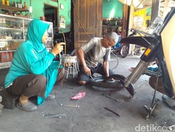 Pasangan ini Belasan Tahun Menabung dari Hasil Tambal Ban