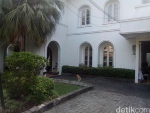 Penyidik KPK Angkut 2 Kardus dari Rumah Gubernur Nur Alam di Kuningan