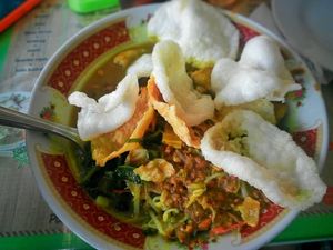 Uniknya Paduan Rujak dengan Soto yang Gurih