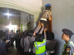 Penghuni Bandel, Polwan Susah Payah Seperti ini saat Razia Tempat Kos