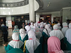 Minta LGBT Dipenjara, Warga Penuhi Lobi MK