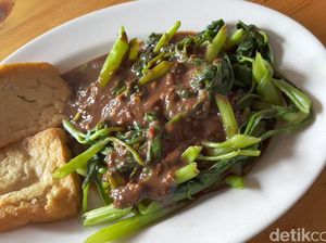 Enaknya Kangkung Rebus dengan Sambal Petis yang Pedas Manis