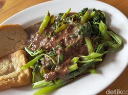 Enaknya Kangkung Rebus dengan Sambal Petis yang Pedas Manis