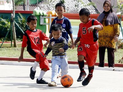 Keseruan Anak Rusun Cipinang Bermain Bola