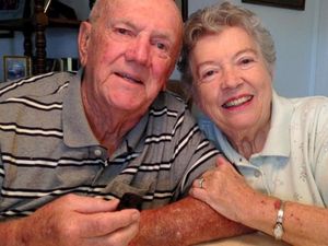 Rayakan Ultah Pernikahan, Pasangan Ini Makan Kue Pengantin Berusia 61 Tahun