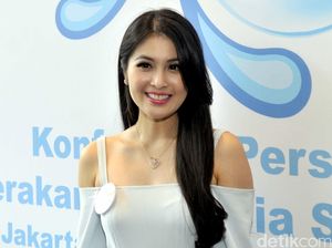 Senyum Manis Sandra Dewi