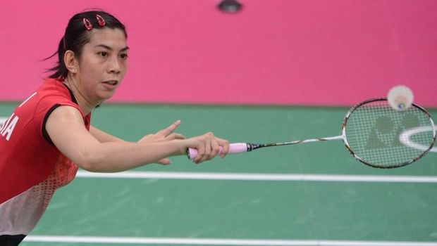 Indonesia's Adrianti Firdasari plays a shot during her women's singles badminton match against Petya Nedelcheva of Bulgaria at the London 2012 Olympic Games in London on July 31, 2012. Firdasari won the macth 21-10, 21-15. AFP PHOTO / ADEK BERRY / AFP PHOTO / ADEK BERRY