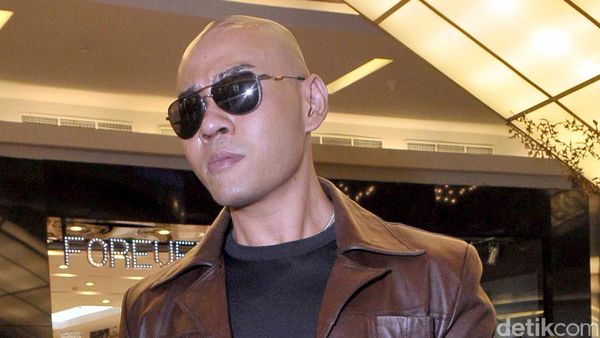 Jaket Kulit dan Kacamata Hitam Andalan Deddy Corbuzier
