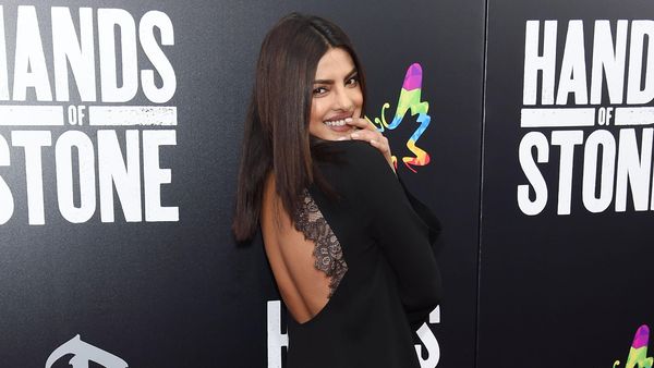 Keseksian Priyanka Chopra dengan Mini Dress Hitam