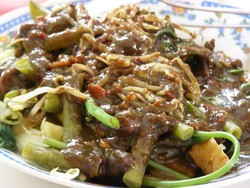 Wueenak Poll! Rujak Cingur dengan Siraman Bumbu Petis yang Legit Pedas