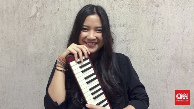 Penyanyi Danilla Riyadi berhasil menarik perhatian pecinta musik Indonesia lewat album perdana bertajuk Telisik yang dirilis 2014 lalu. Saat ini ia sedang menyiapkan album baru yang direncanakan rilis tahun ini. (CNN Indonesia/M Andika Putra)