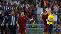 Roma harus bermain dengan 9 orang setelah, Emerson Palmieri ikut dikartu merah langsung pada menit ke-50, juga karena pelanggaran ceroboh di lapangan tengah. REUTERS/Max Rossi.