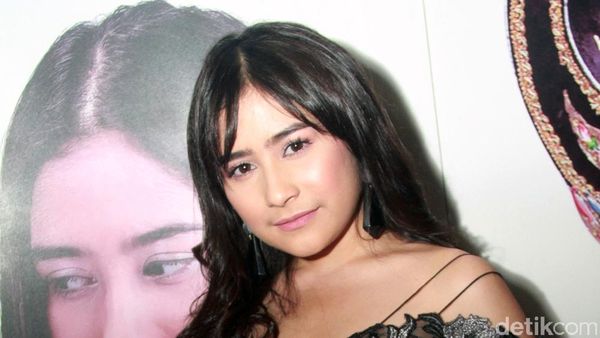 Prilly Latuconsina Tampil Dewasa dengan Gaun Menerawang