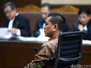 Kala Ahok Bersalaman dengan Sanusi di Persidangan Kala Ahok Bersalaman dengan Sanusi di Persidangan