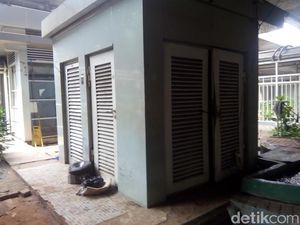 Ada Toilet Halte TransJ Kuningan Barat, Sayangnya Bau Pesing dan Pintu Rusak Ada Toilet Halte TransJ Kuningan Barat, Sayangnya Bau Pesing dan Pintu Rusak