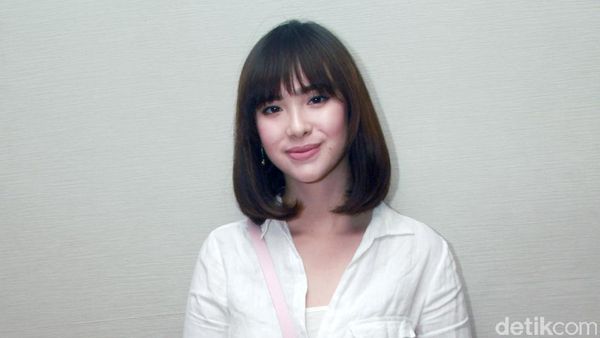 Manisnya Pamela Bowie Tampil Kasual