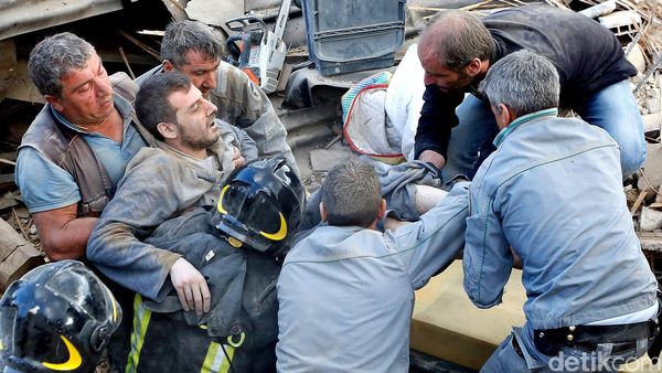 Evakuasi Korban Gempa di Italia