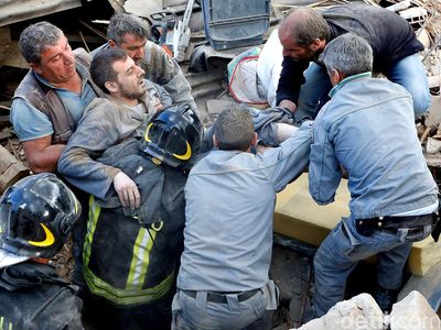 Evakuasi Korban Gempa di Italia