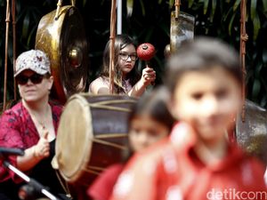Ketika Siswa JIS Bermain Gamelan Ketika Siswa JIS Bermain Gamelan