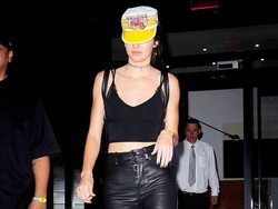 Kendall Jenner Terinspirasi Seragam Resto Cepat Saji Untuk Gaya Ini