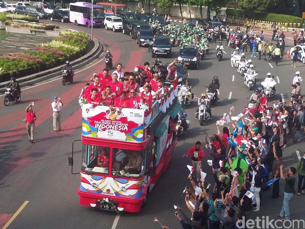 Begini Penampakan Arak-arakan Rombongan Olimpiade saat Lewati Bundaran HI Begini Penampakan Arak-arakan Rombongan Olimpiade saat Lewati Bundaran HI