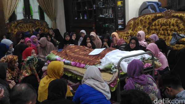 Suasana di Rumah Duka Tukul Arwana