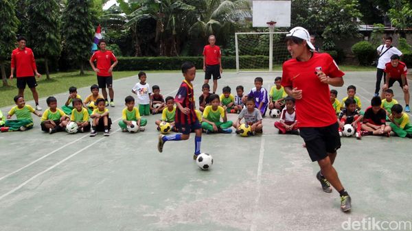 Urawa Red Diamonds Ajari Siswa SD Bermain Sepakbola