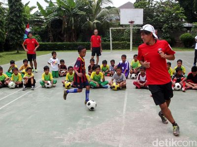 Urawa Red Diamonds Ajari Siswa SD Bermain Sepakbola