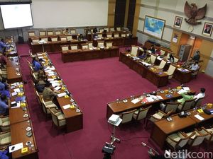 DPR Curiga Interkoneksi Jadi Alat Gembosi Telkomsel DPR Curiga Interkoneksi Jadi Alat Gembosi Telkomsel